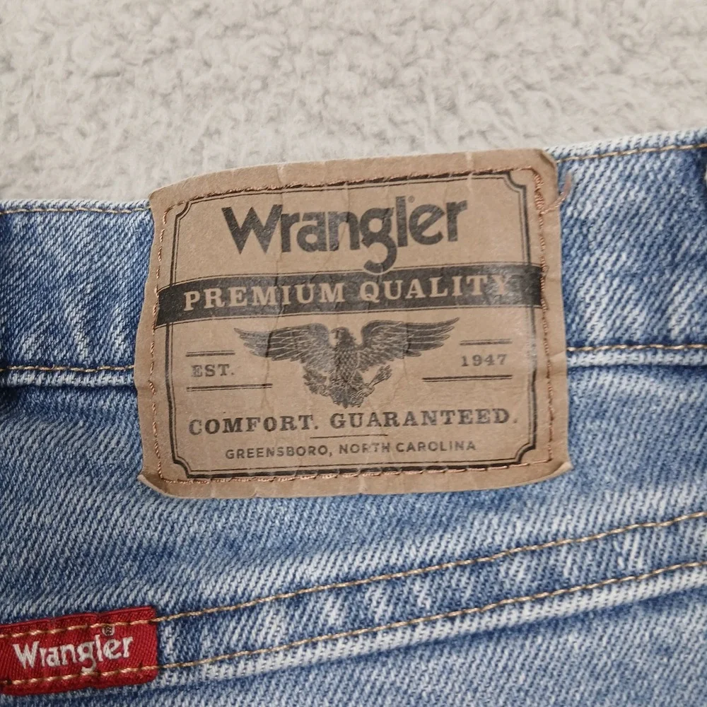 Wrangler Premium Quality Jeans Men's 38x30 Light Wash Denim‎ Straight Leg